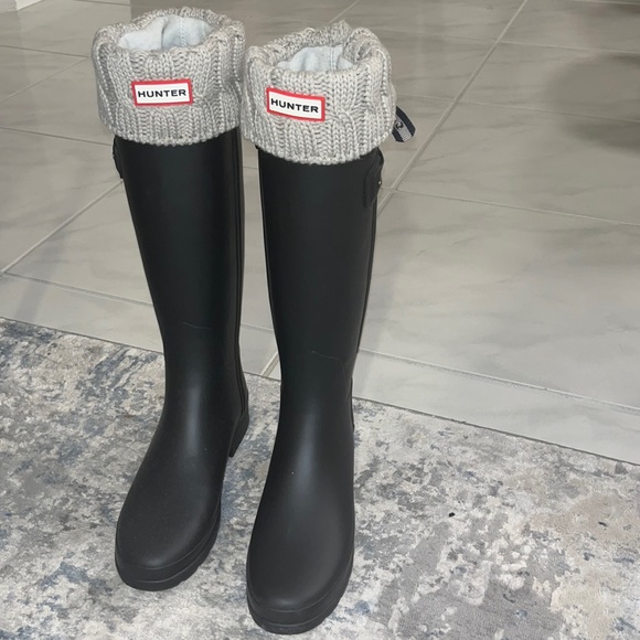 Hunter boots with socks - Picture 2 of 4